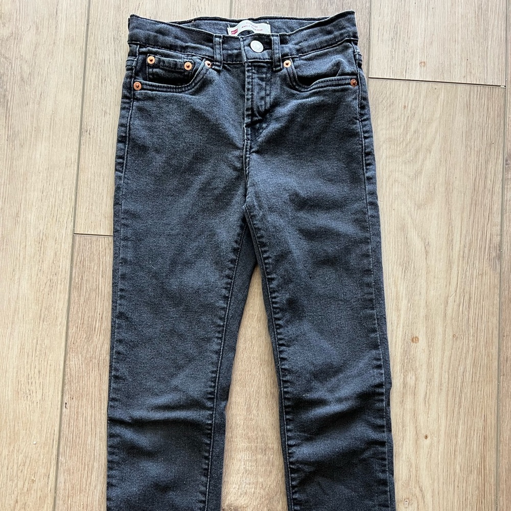 Girls black Levi’s. John rise ankle straight. Frayed bottom. Size 8
